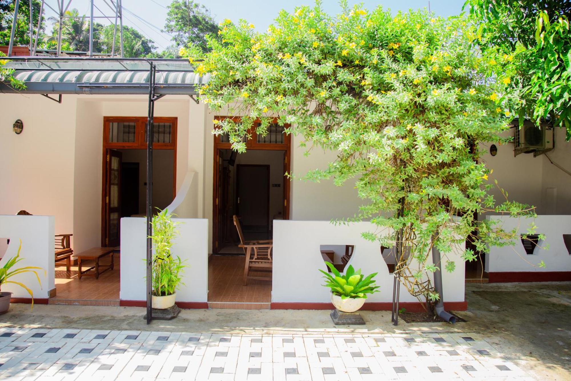 Hispaniola Inn Mirissa Buitenkant foto