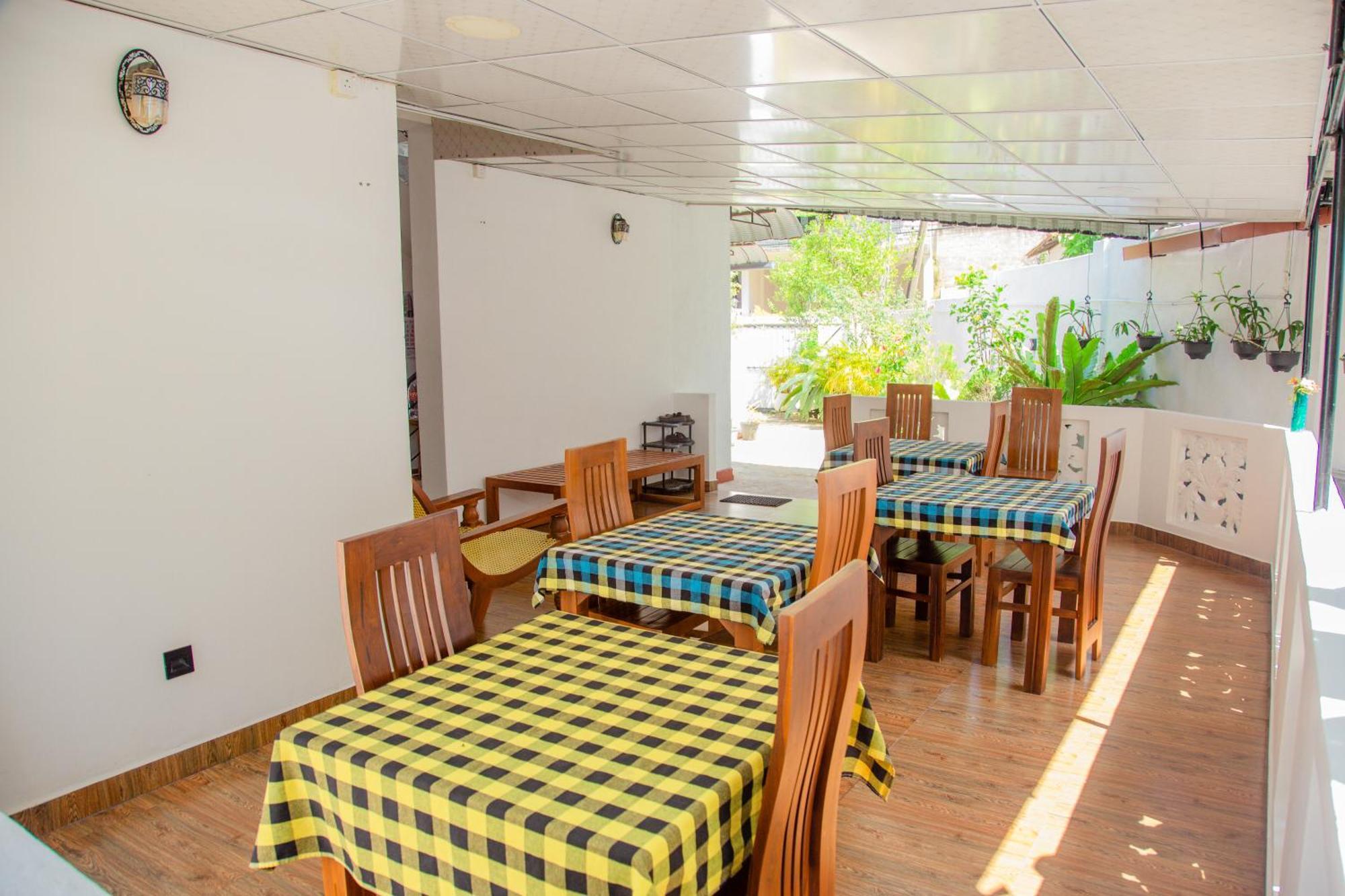 Hispaniola Inn Mirissa Buitenkant foto